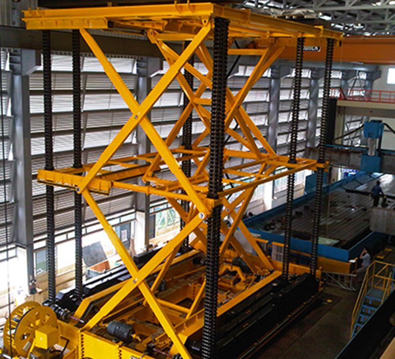 High capacity travelling stadium platform lift